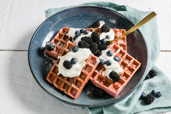 Waffeln mit Brombeeren und Heidelbeeren