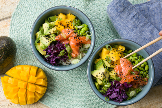 Poké Bowl mit Lachs, Avocado und Mango