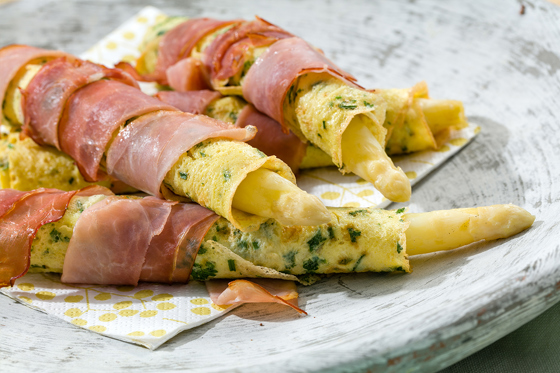 White asparagus omelette rolls