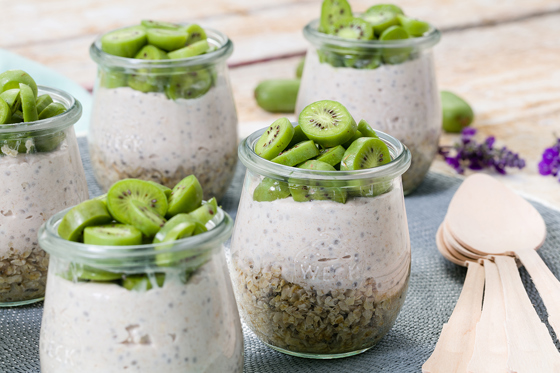 Kiwi berry overnight oats