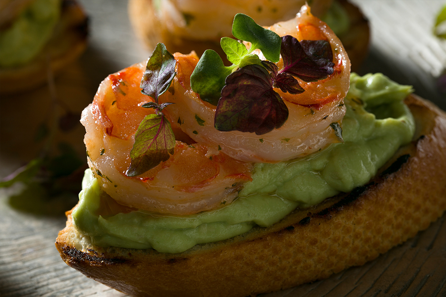 Crostini mit Avocado und Garnelen