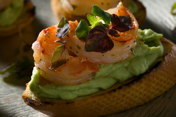 Crostini mit Avocado und Garnelen