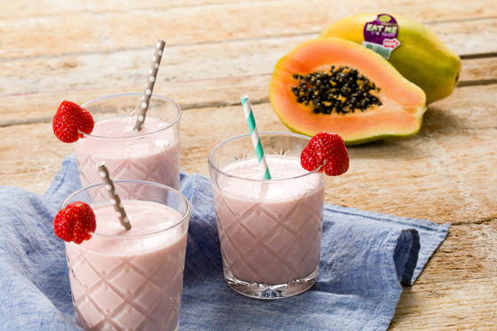 Smoothie aus Papaya, Erdbeeren und Banane