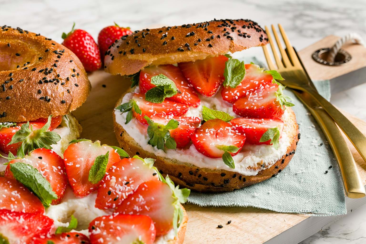 Bagel with ricotta and strawberries - EAT ME
