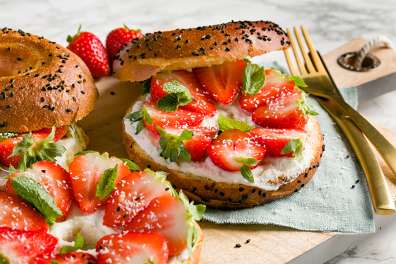 Bagel mit Ricotta und Erdbeeren