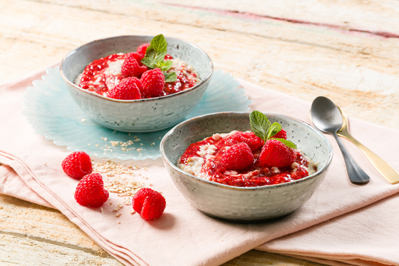 Oatmeal porridge with raspberry sauce