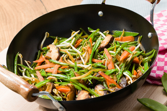 Wokgebratene Zuckererbsen mit Shiitake-Pilzen und Reis