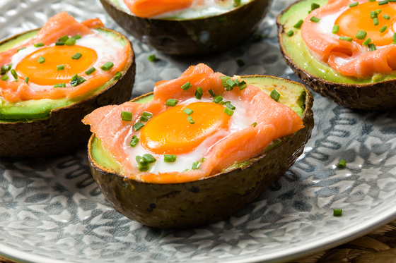 Gefüllte Avocado mit Räucherlachs und Ei