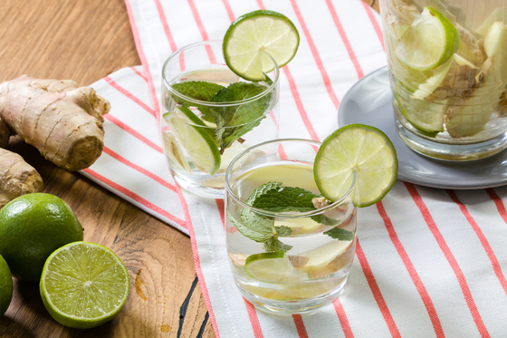 Früchtewasser mit Ingwer, Limetten und Minze