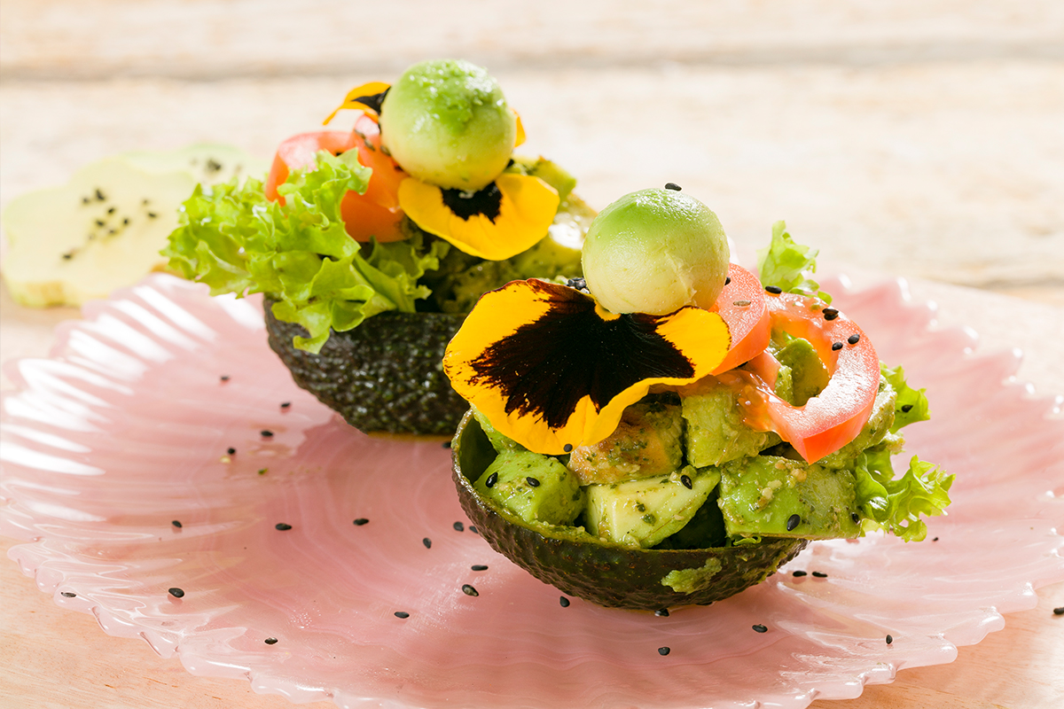 Avocado mit Hähnchen-Pesto-Salat gefüllt - EAT ME