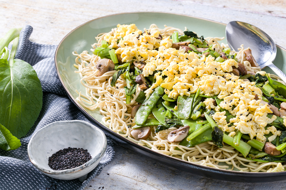 Mie-Nudeln mit Choi Sam und Zuckererbsen