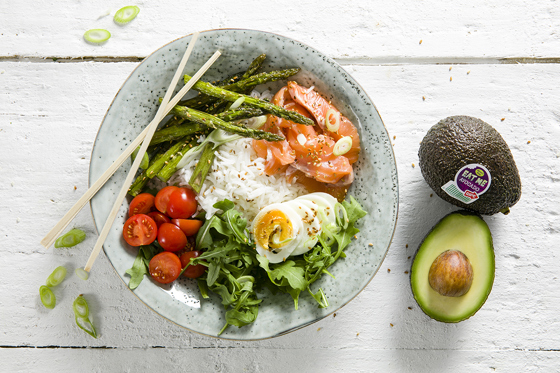 Poké bowl with green asparagus and salmon - EAT ME