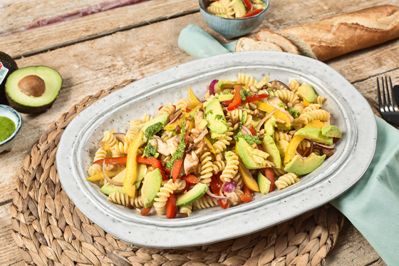 Nudelsalat mit Avocado und Hänchenbrustfilet