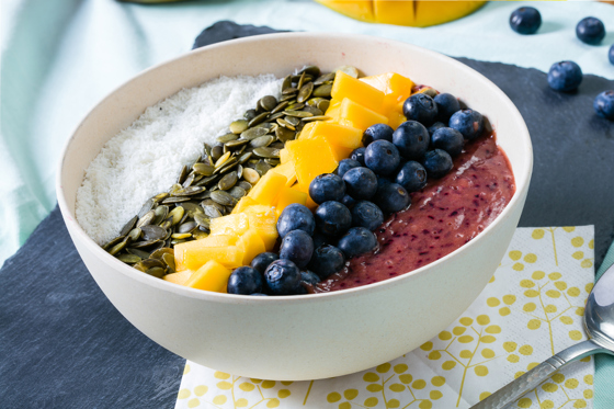 Smoothiebowl mit Mango und Heidelbeeren